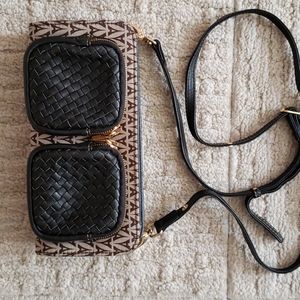 Cross body poshette bag with adjustable stripes